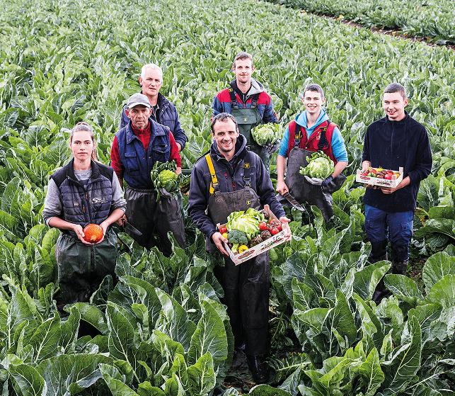 des agriculteurs présentent leur produits